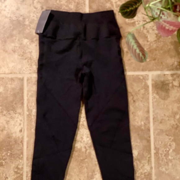 NWT ~ NUX Zigzag Capri Pants Athletic Gear - Picture 2 of 9